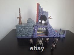 Disney Lion Guard Hyena's Hideout Playset with 5 figures. Rare retired playset