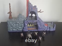 Disney Lion Guard Hyena's Hideout Playset with 5 figures. Rare retired playset
