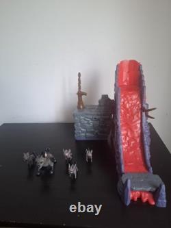 Disney Lion Guard Hyena's Hideout Playset with 5 figures. Rare retired playset