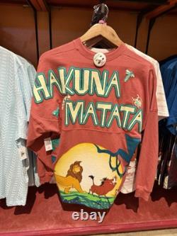 2025 Parcs Disney Le Roi Lion Hakuna Matata Spirit Jersey Adulte L NWT