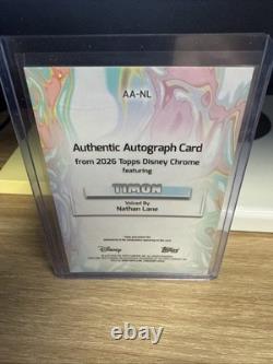 2026 Topps Chrome Disney Le Roi Lion TIMON Nathan Lane Auto Réfracteur Or /50