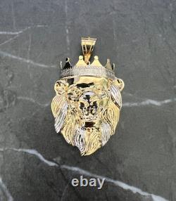 Couronne du roi en or 10 carats. Pendentif tête de lion féroce en argent 925, signe astrologique du lion Leo.