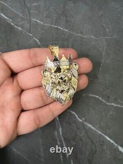 Couronne du roi en or 10 carats. Pendentif tête de lion féroce en argent 925, signe astrologique du lion Leo.