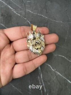 Couronne du roi en or 10 carats. Pendentif tête de lion féroce en argent 925, signe astrologique du lion Leo.