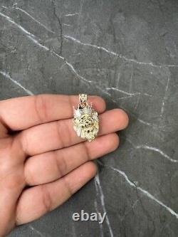 Couronne du roi en or 10 carats. Pendentif tête de lion féroce en argent 925, signe astrologique du lion Leo.