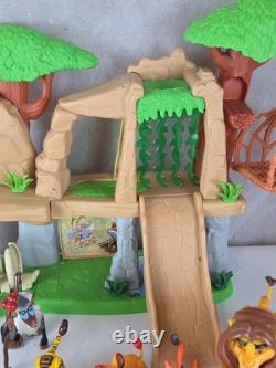 Disney Le Roi Lion Ensemble de Jeux des Terres du Fierté, Figurines, Ensemble de Jouets, Jouet avec Ascenseur Fonctionnel