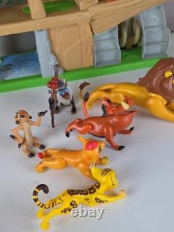 Disney Le Roi Lion Ensemble de Jeux des Terres du Fierté, Figurines, Ensemble de Jouets, Jouet avec Ascenseur Fonctionnel