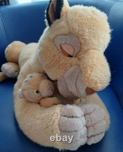Disney Le Roi Lion Peluche Sarabi Bébé Simba. Très Rare Vintage 1994. 24 pouces de long.