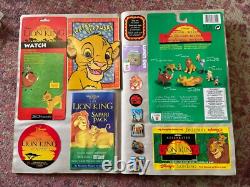Ensemble massif de figurines vintage du Roi Lion, jouets, livres d'autocollants, affiche, badge en émail, etc.