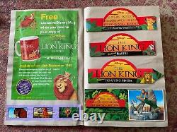 Ensemble massif de figurines vintage du Roi Lion, jouets, livres d'autocollants, affiche, badge en émail, etc.