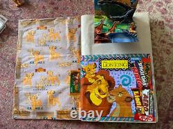 Ensemble massif de figurines vintage du Roi Lion, jouets, livres d'autocollants, affiche, badge en émail, etc.