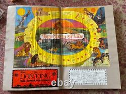 Ensemble massif de figurines vintage du Roi Lion, jouets, livres d'autocollants, affiche, badge en émail, etc.