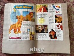 Ensemble massif de figurines vintage du Roi Lion, jouets, livres d'autocollants, affiche, badge en émail, etc.