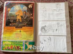 Ensemble massif de figurines vintage du Roi Lion, jouets, livres d'autocollants, affiche, badge en émail, etc.