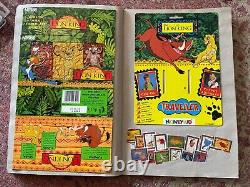 Ensemble massif de figurines vintage du Roi Lion, jouets, livres d'autocollants, affiche, badge en émail, etc.