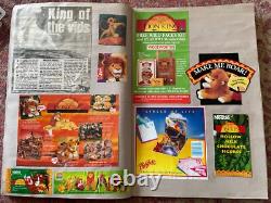 Ensemble massif de figurines vintage du Roi Lion, jouets, livres d'autocollants, affiche, badge en émail, etc.