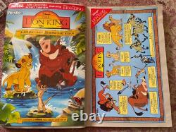 Ensemble massif de figurines vintage du Roi Lion, jouets, livres d'autocollants, affiche, badge en émail, etc.