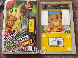 Ensemble massif de figurines vintage du Roi Lion, jouets, livres d'autocollants, affiche, badge en émail, etc.