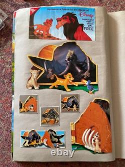 Ensemble massif de figurines vintage du Roi Lion, jouets, livres d'autocollants, affiche, badge en émail, etc.