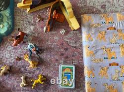 Ensemble massif de figurines vintage du Roi Lion, jouets, livres d'autocollants, affiche, badge en émail, etc.