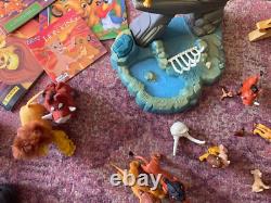 Ensemble massif de figurines vintage du Roi Lion, jouets, livres d'autocollants, affiche, badge en émail, etc.