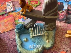 Ensemble massif de figurines vintage du Roi Lion, jouets, livres d'autocollants, affiche, badge en émail, etc.