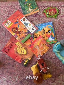 Ensemble massif de figurines vintage du Roi Lion, jouets, livres d'autocollants, affiche, badge en émail, etc.