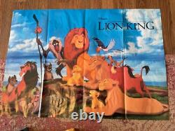 Ensemble massif de figurines vintage du Roi Lion, jouets, livres d'autocollants, affiche, badge en émail, etc.