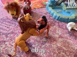 Ensemble massif de figurines vintage du Roi Lion, jouets, livres d'autocollants, affiche, badge en émail, etc.
