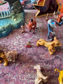 Ensemble massif de figurines vintage du Roi Lion, jouets, livres d'autocollants, affiche, badge en émail, etc.