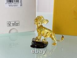 Figurine Swarovski 5681811 Disney Le Roi Lion Simba 6 Cm. Nouvel Article