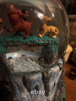 Globe à neige musicale unique traditionnelle Disney Le Roi Lion Hakuna Matata