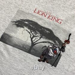 Le t-shirt vintage pour hommes XL du Roi Lion avec broderie à points simples et impression graphique.