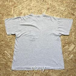 Le t-shirt vintage pour hommes XL du Roi Lion avec broderie à points simples et impression graphique.