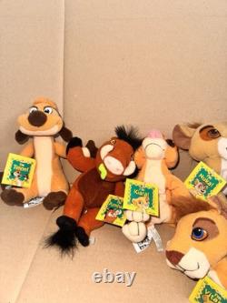 Les personnages en peluche de la fierté de Simba, Le Roi Lion : Nuka, Kovu, Vitani, Timon, Kiara, Pumbaa.