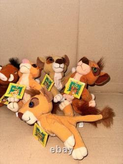 Les personnages en peluche de la fierté de Simba, Le Roi Lion : Nuka, Kovu, Vitani, Timon, Kiara, Pumbaa.