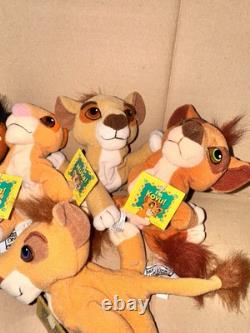 Les personnages en peluche de la fierté de Simba, Le Roi Lion : Nuka, Kovu, Vitani, Timon, Kiara, Pumbaa.