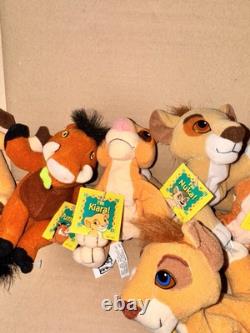 Les personnages en peluche de la fierté de Simba, Le Roi Lion : Nuka, Kovu, Vitani, Timon, Kiara, Pumbaa.