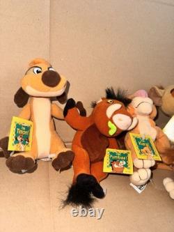 Les personnages en peluche de la fierté de Simba, Le Roi Lion : Nuka, Kovu, Vitani, Timon, Kiara, Pumbaa.