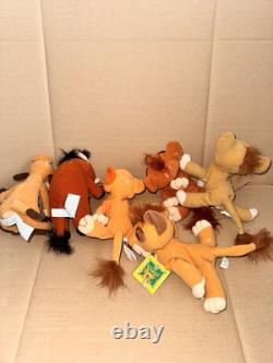 Les personnages en peluche de la fierté de Simba, Le Roi Lion : Nuka, Kovu, Vitani, Timon, Kiara, Pumbaa.