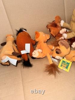 Les personnages en peluche de la fierté de Simba, Le Roi Lion : Nuka, Kovu, Vitani, Timon, Kiara, Pumbaa.