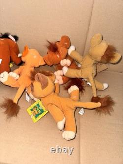 Les personnages en peluche de la fierté de Simba, Le Roi Lion : Nuka, Kovu, Vitani, Timon, Kiara, Pumbaa.