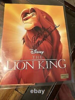 Matthew Broderick a signé une photo en couleur 8x10 du Roi Lion de Disney avec un certificat d'authenticité autographe.
