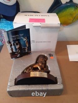 Prix de membre du casting Disney Le Roi Lion Simba 20 ans avec épingle et boîte Scott Silson