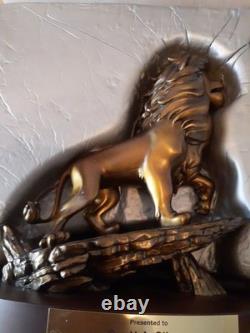 Prix de membre du casting Disney Le Roi Lion Simba 20 ans avec épingle et boîte Scott Silson