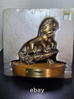 Simba Le Roi Lion 20 ans de service récompense statue en bronze Disney membre de la distribution