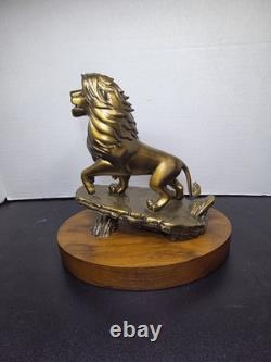 Simba Le Roi Lion 20 ans de service récompense statue en bronze Disney membre de la distribution